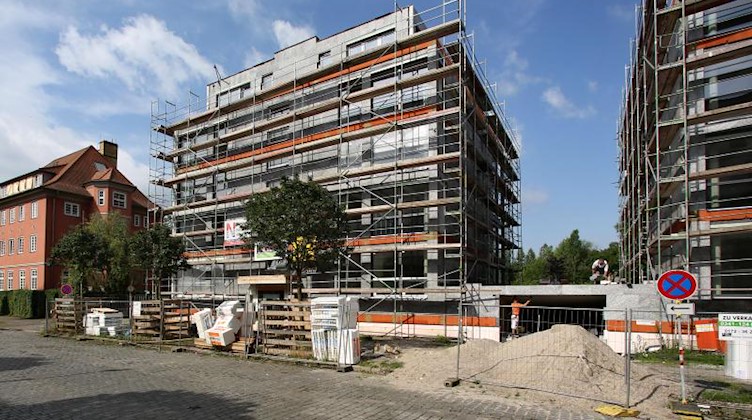 Zwei Mehrfamilienhäuser entstehen in der Südvorstadt von Leipzig (Sachsen). Foto: Jan Woitas/dpa/Archivbild