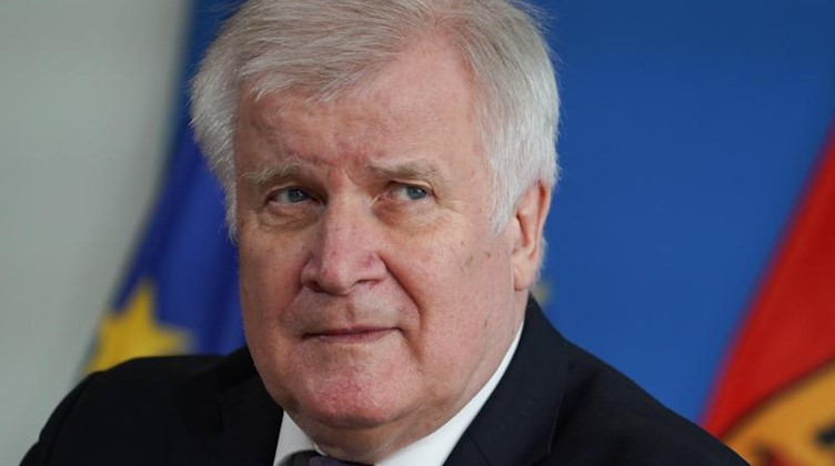 Horst Seehofer (CSU) Bundesinnenminister, auf einer Pressekonferenz. Foto: Jörg Carstensen/dpa/POOL/dpa