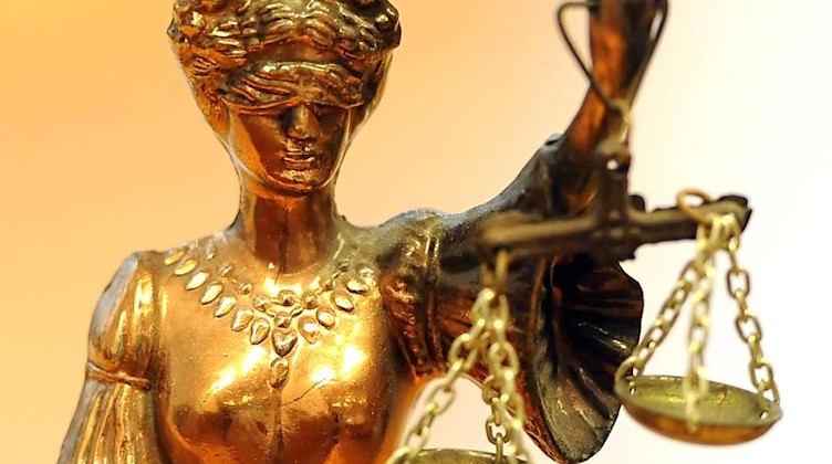 Eine goldfarbene Justitia-Figur. Foto: Britta Pedersen/zb/dpa