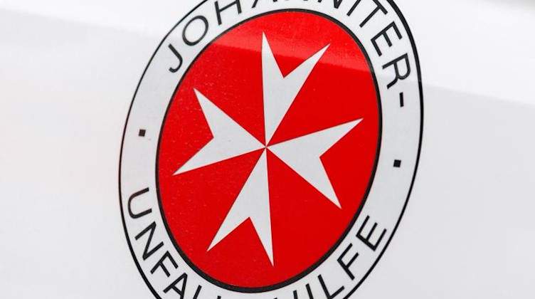 Auf einem Einsatzfahrzeug der Johanniter ist das Logo zu sehen. Foto: Mohssen Assanimoghaddam/dpa/Symbolbild