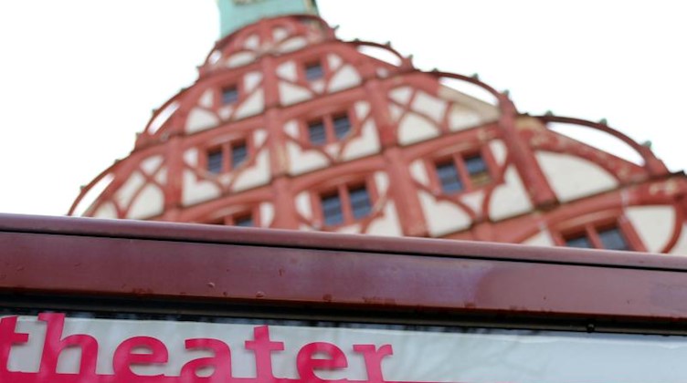 Der Schriftzug «Theater Plauen Zwickau» ist vor dem Gewandhaus in Zwickau (Sachsen) zu sehen. Foto: Claudia Drescher/dpa/Archivbild
