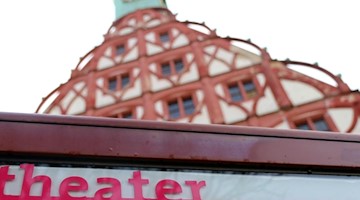 Der Schriftzug «Theater Plauen Zwickau» ist vor dem Gewandhaus in Zwickau (Sachsen) zu sehen. Foto: Claudia Drescher/dpa/Archivbild