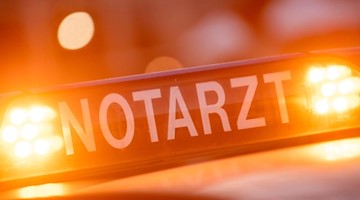 Ein Notarztwagen steht an einem Unfallort. Foto: Lino Mirgeler/dpa/Symbolbild