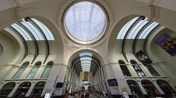 Blick in die Kuppelhalle im Dresdner Hauptbahnhof. Foto: Robert Michael/dpa-Zentralbild/ZB/Archivbild
