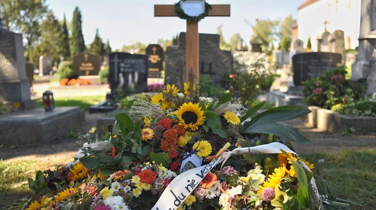 Ein Kreuz steht auf dem Grab von Sophia Lösche. Foto: Nicolas Armer/dpa/Archivbild