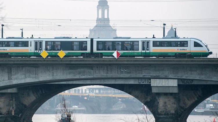 Ein Trilex-Zug der Länderbahn fährt über eine Brücke. Foto: Robert Michael/dpa-Zentralbild/ZB/Archivbild