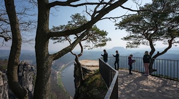 Besucher stehen auf der Aussichtsplattform Bastei in der Sächsischen Schweiz. Foto: Ronald Bonss/dpa-Zentralbild/dpa/Archivbild