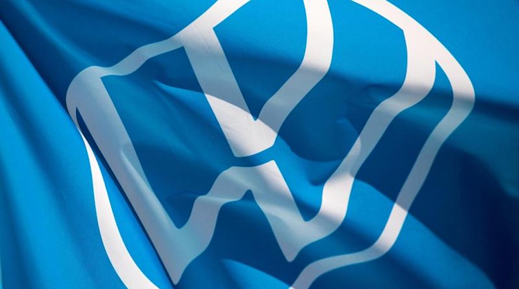Eine Fahne mit dem VW-Logo im Fahrzeugwerk von Volkswagen in Zwickau. Foto: Hendrik Schmidt/dpa-Zentralbild/dpa