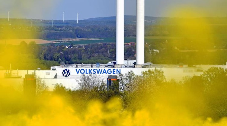 Blick auf das Fahrzeugwerk von Volkswagen in Zwickau. Foto: Hendrik Schmidt/dpa-Zentralbild/dpa/Archivbild