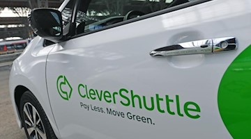 Ein Fahrzeug des Fahrdienstes CleverShuttle steht an der Station des Unternehmens. Foto: Hendrik Schmidt/dpa-Zentralbild/dpa/Archivbild