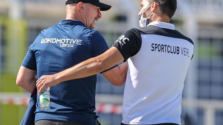 Loks Trainer Wolfgang Wolf (l) und Verls Trainer Guerino Capretti. Foto: Jan Woitas/dpa-Zentralbild/dpa