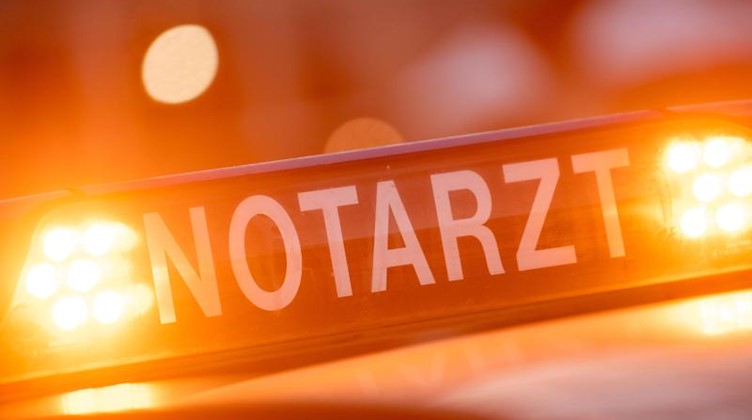 Ein Dachschild mit der Aufschrift "Notarzt". Foto: Lino Mirgeler/dpa/Symbolbild