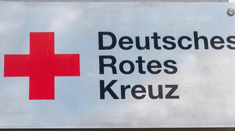 «Deutsches Rotes Kreuz» ist auf einem Schild zu lesen. Foto: Klaus-Dietmar Gabbert/dpa-Zentralbild/dpa/Archivbild