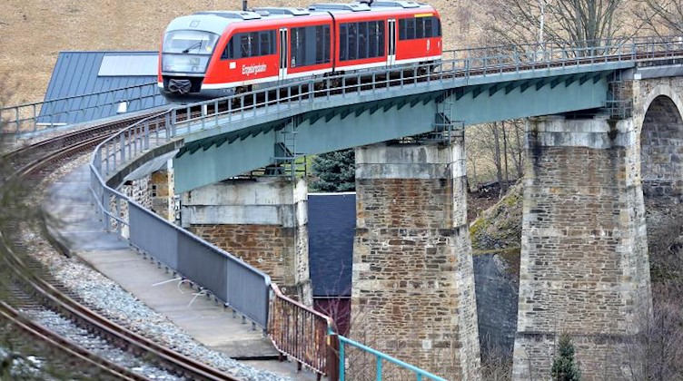 Ein Triebwagen der Erzgebirgsbahn überquert ein Eisenbahnviadukt. Foto: Jan Woitas/dpa-Zentralbild/dpa/Symbolbild