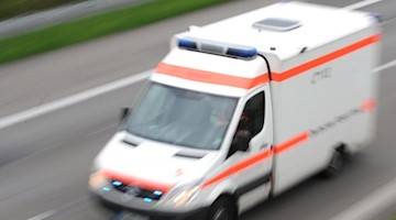 Ein Rettungswagen fährt während eines Einsatzes über eine Autobahn. Foto: Patrick Seeger/dpa/Symbolbild