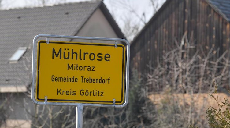 Das Ortseingangsschild von Mühlrose. Foto: Patrick Pleul/ZB/dpa/Archivbild