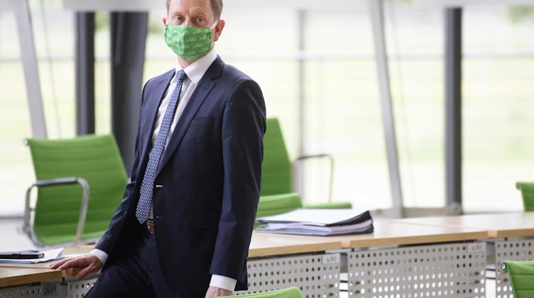 Michael Kretschmer (CDU), Ministerpräsident von Sachsen, trägt einen Mund-Nasenschutz. Foto: Robert Michael/dpa-Zentralbild/dpa/Archivbild