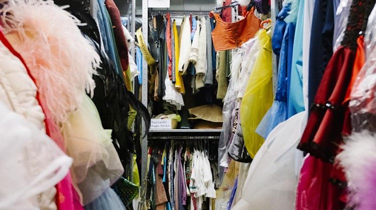 Zahlreiche Kleider hängen in einem Kostümfundus. Foto: Kristin Bethge/dpa/Symbolbild