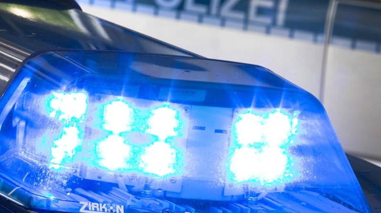 Ein Blaulicht leuchtet auf dem Dach eines Polizeiwagens. Foto: Friso Gentsch/dpa/Symbolbild