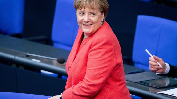Bundeskanzlerin Angela Merkel (CDU) lächelt. Foto: Kay Nietfeld/dpa