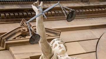 Eine Statue der Justita hält eine Waage in der Hand. Foto: Stefan Puchner/dpa/Symbolbild