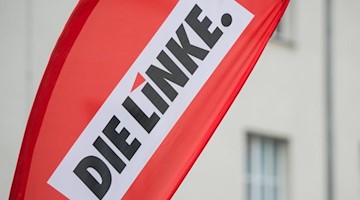 Ein Banner mit dem Logo der Partei Die Linke. Foto: Lukas Schulze/dpa/Archivbild