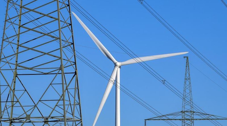 Der ostdeutsche Übertragungsnetzbetreiber 50Hertz will bis zum Jahr 2032 die gesamte Stromnachfrage im eigenen Versorgungsgebiet mit erneuerbaren Energien abdecken. Foto: Patrick Pleul/dpa-Zentralbild/dpa
