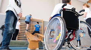 Ein Schüler im Rollstuhl nimmt am Sportunterricht teil. Foto: Julian Stratenschulte/dpa/Symbolbild