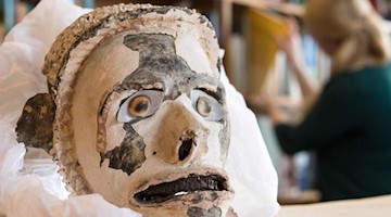 Ein Zeremonieschädel aus Papua-Neuguinea liegt auf einem Tisch im Museum. Foto: picture alliance/Ingo Wagner/dpa/Symbolbild