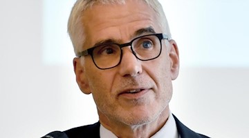 Joachim Ragnitz spricht. Foto: Bernd Settnik/dpa-Zentralbild/dpa/Archivbild