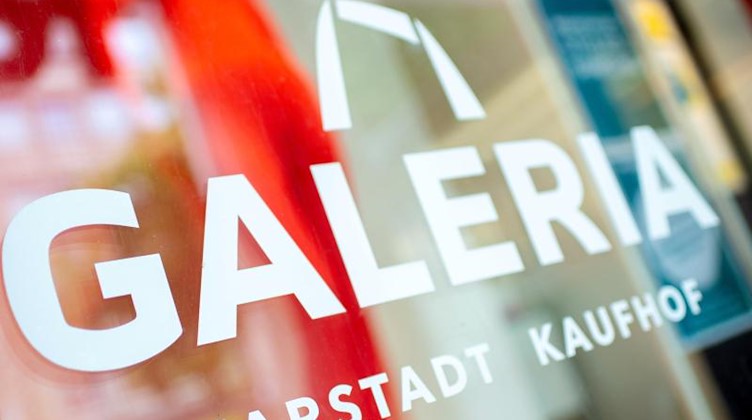 Das Logo von Galeria Karstadt Kaufhof klebt am Schaufenster einer Filiale der Warenhauskette. Foto: Hauke-Christian Dittrich/dpa/archiv