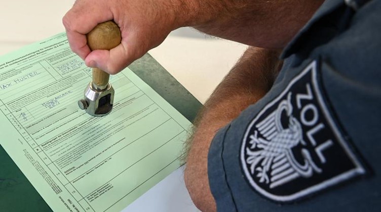 Ein Zöllner. Foto: Felix Kästle/dpa