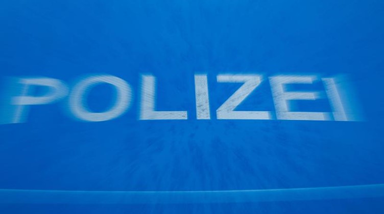Schriftzug «Polizei» auf der Motorhaube eines neuen Funkstreifenwagens. Foto: Jens Büttner/dpa-Zentralbild/dpa/Symbolbild