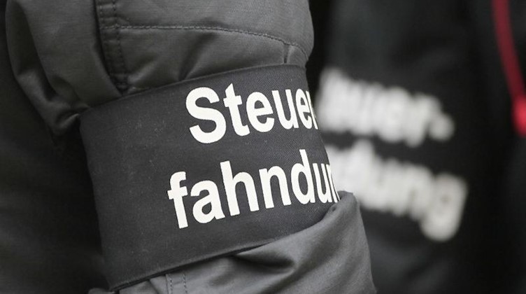 Steuerfahnder nehmen an einer Razzia teil. Foto: Sebastian Willnow/dpa-Zentralbild/dpa/Archivbild