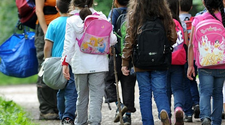 Schulkinder machen einen Ausflug. Foto: picture alliance / Uwe Zucchi/dpa/Symbolbild
