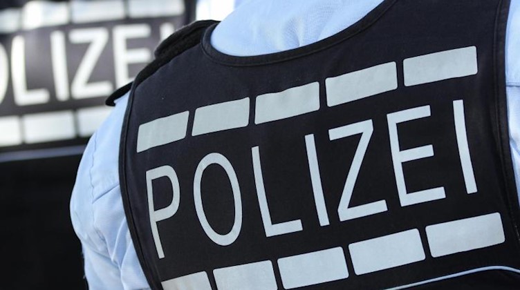 In Polizei-Westen gekleidete Polizisten. Foto: Silas Stein/dpa/archivbild