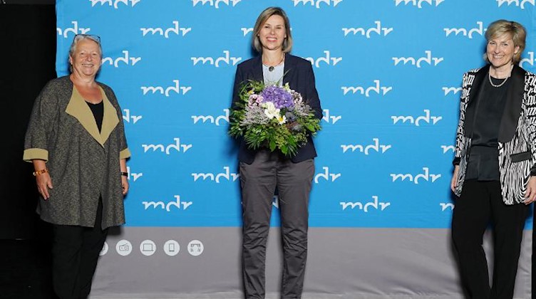 Ines Hoge-Lorenz (M.) mit Gabriele Schade und Karola Wille (l-r). Foto: MDR/ Steffen Junghans/MDR Mitteldeutscher Rundfunk/dpa