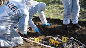 Bei einer Übung zu einem fiktiven Mordfall arbeiten Kriminalisten und Archäologen zusammen. Foto: ---/Hochschule der Sächsischen Polizei /dpa