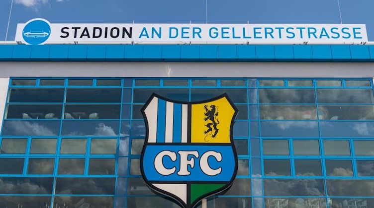 Das Logo des Chemnitzer FC prangt am Stadion. Foto: Robert Michael/dpa-Zentralbild/dpa/Symbolbild
