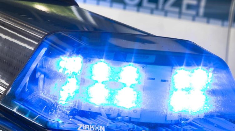 SYMBOLFOTO - Ein Blaulicht leuchtet am auf dem Dach eines Polizeiwagens. Foto: Friso Gentsch/dpa/Archivbild