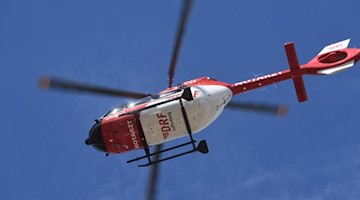 Ein Rettungshubschrauber fliegt zu einem Einsatz. Foto: Stefan Sauer/dpa-Zentralbild/ZB/Archiv/Symbolbild