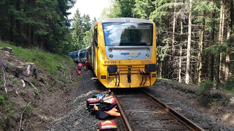 Rettungskräfte inspizieren am Unglücksort die miteinander kollidierten Züge. Foto: -/Staatliche Eisenbahnverwaltung Tschechiens (SŽDC)/dpa