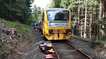 Rettungskräfte inspizieren am Unglücksort die miteinander kollidierten Züge. Foto: -/Staatliche Eisenbahnverwaltung Tschechiens (SŽDC)/dpa