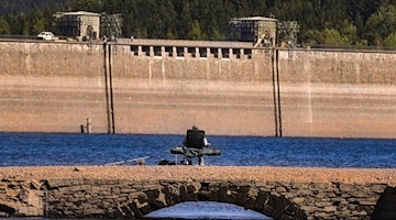 Ein Angler sitzt in der Talsperre Lehnmühle auf einer Brücke. Foto: Tino Plunert/dpa-Zentralbild/dpa/Archivbild