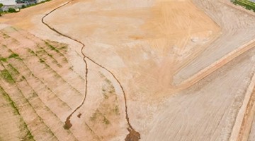 Ein Bagger verlädt die symbolische letzte Schaufel. Foto: Jan Woitas/dpa-Zentralbild/ZB/Archivbild