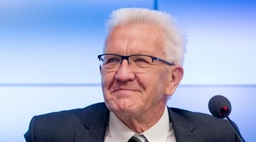 Winfried Kretschmann (Bündnis 90/Die Grünen) spricht bei einer Pressekonferenz. Foto: Christoph Schmidt/dpa/Archivbild