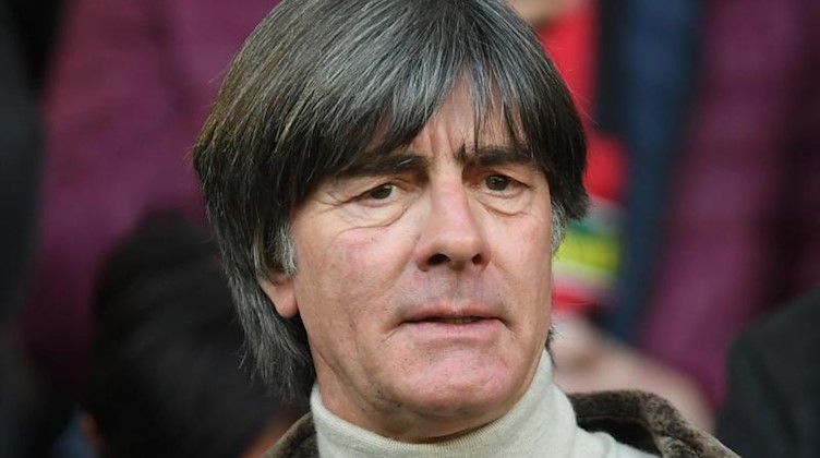 Bundestrainer Joachim Löw steht in einem Stadion. Foto: Patrick Seeger/dpa/Archivbild