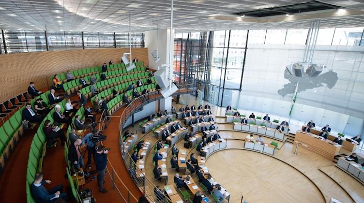 Blick in den Plenarsaal des Landtags von Sachsen. Foto: Sebastian Kahnert/dpa-Zentralbild/dpa