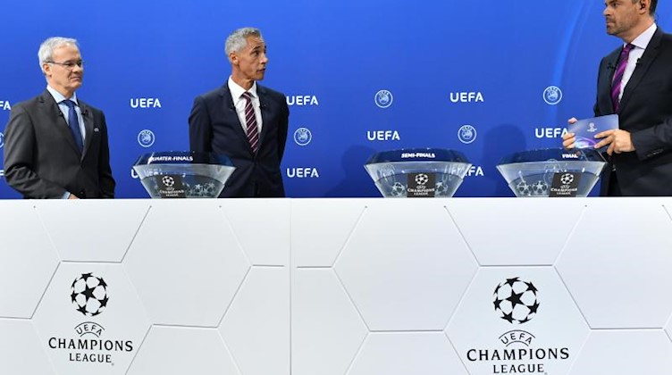 UEFA-Wettbewerbsdirektor Giorgio Marchetti, (l-r), Paulo Sousa und Pedro Pinto während der Auslosung. Foto: Harold Cunningham/UEFA via Getty Images/dpa
