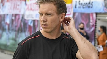 Trainer Julian Nagelsmann von Leipzig vor einem Spiel. Foto: Jens Meyer/AP-Pool/dpa/Archivbild